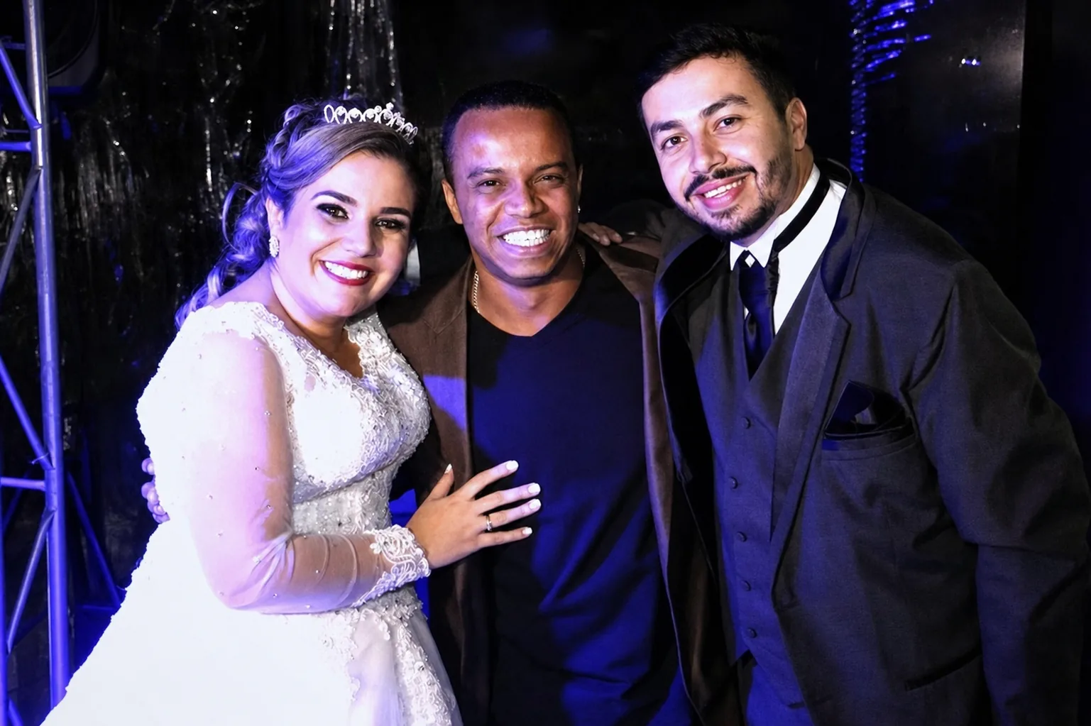 William Borgez com noivos após uma celebração