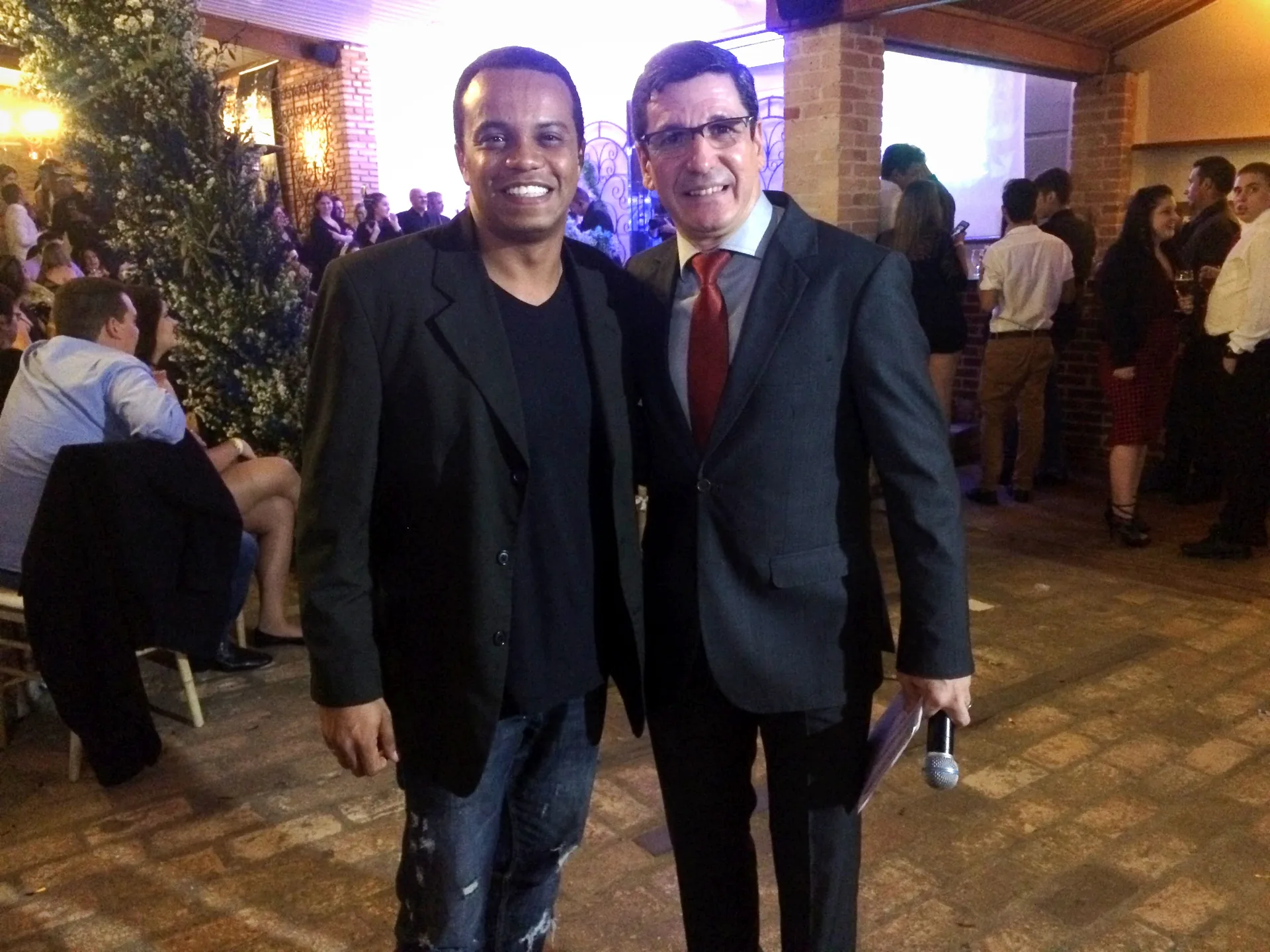 William Borgez com apresentador em evento corporativo