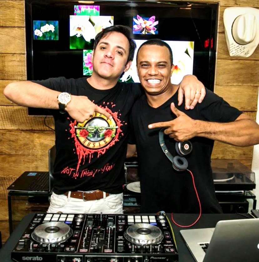 William Borgez com convidado ao lado da cabine de DJ