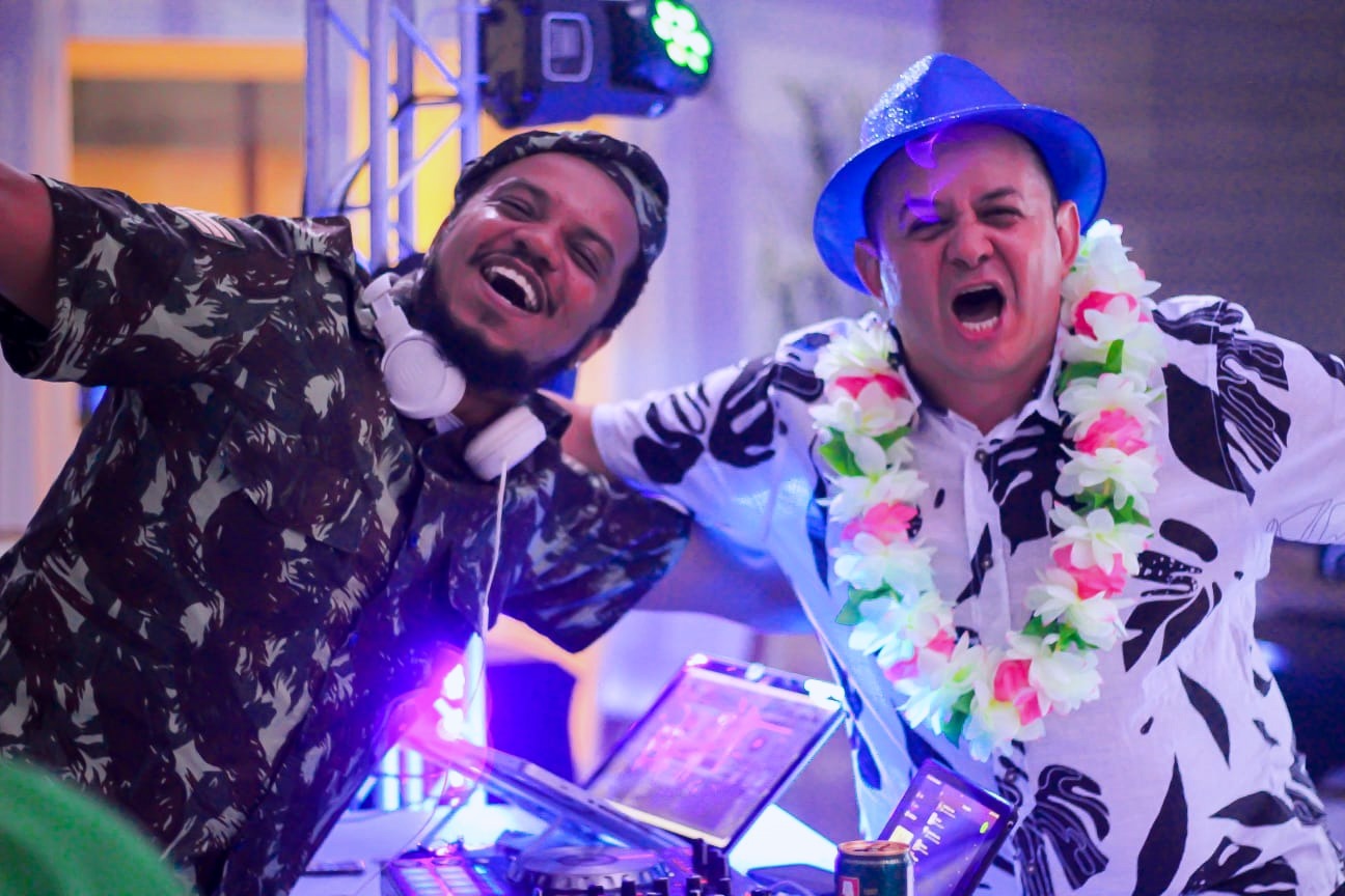 DJ e convidado celebrando durante uma festa