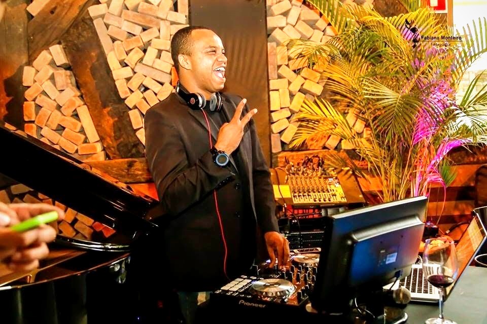 William Borgez atuando em evento ao lado de piano de cauda