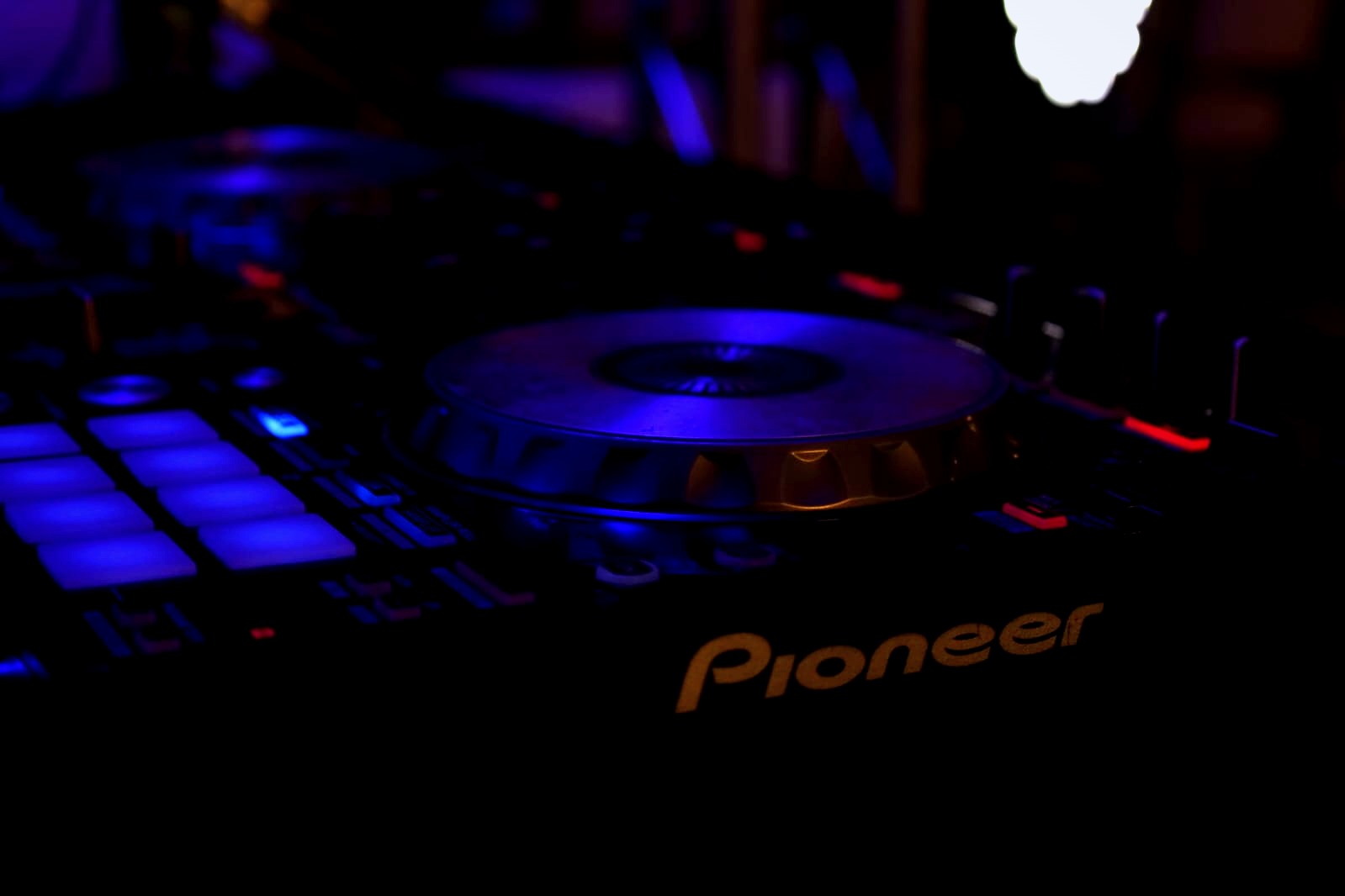 Detalhe de uma controladora Pioneer sob iluminação azul