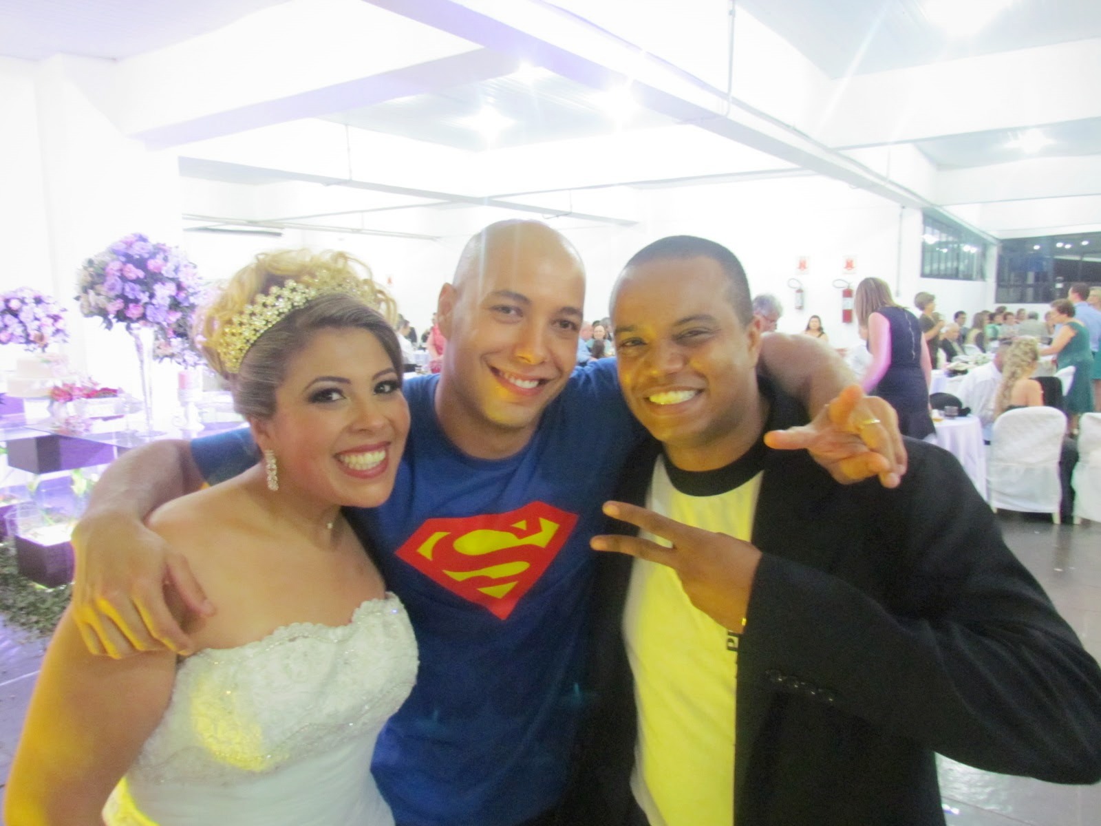William Borgez com noiva e convidado durante casamento