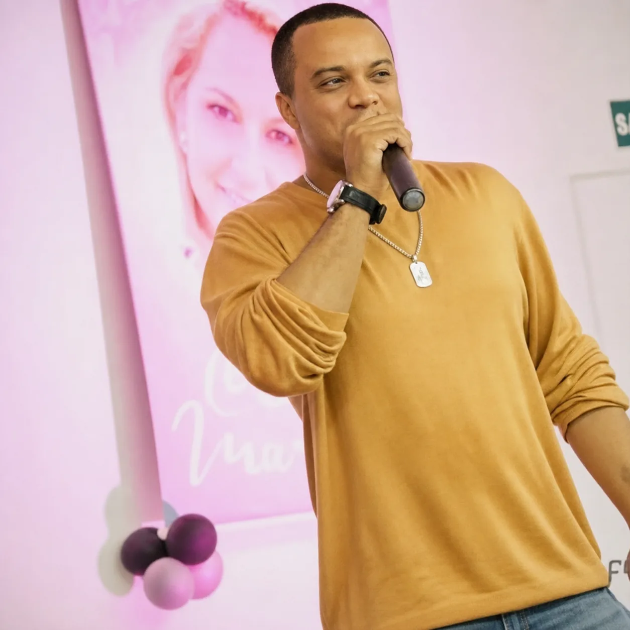 William Borgez conduzindo apresentação com microfone