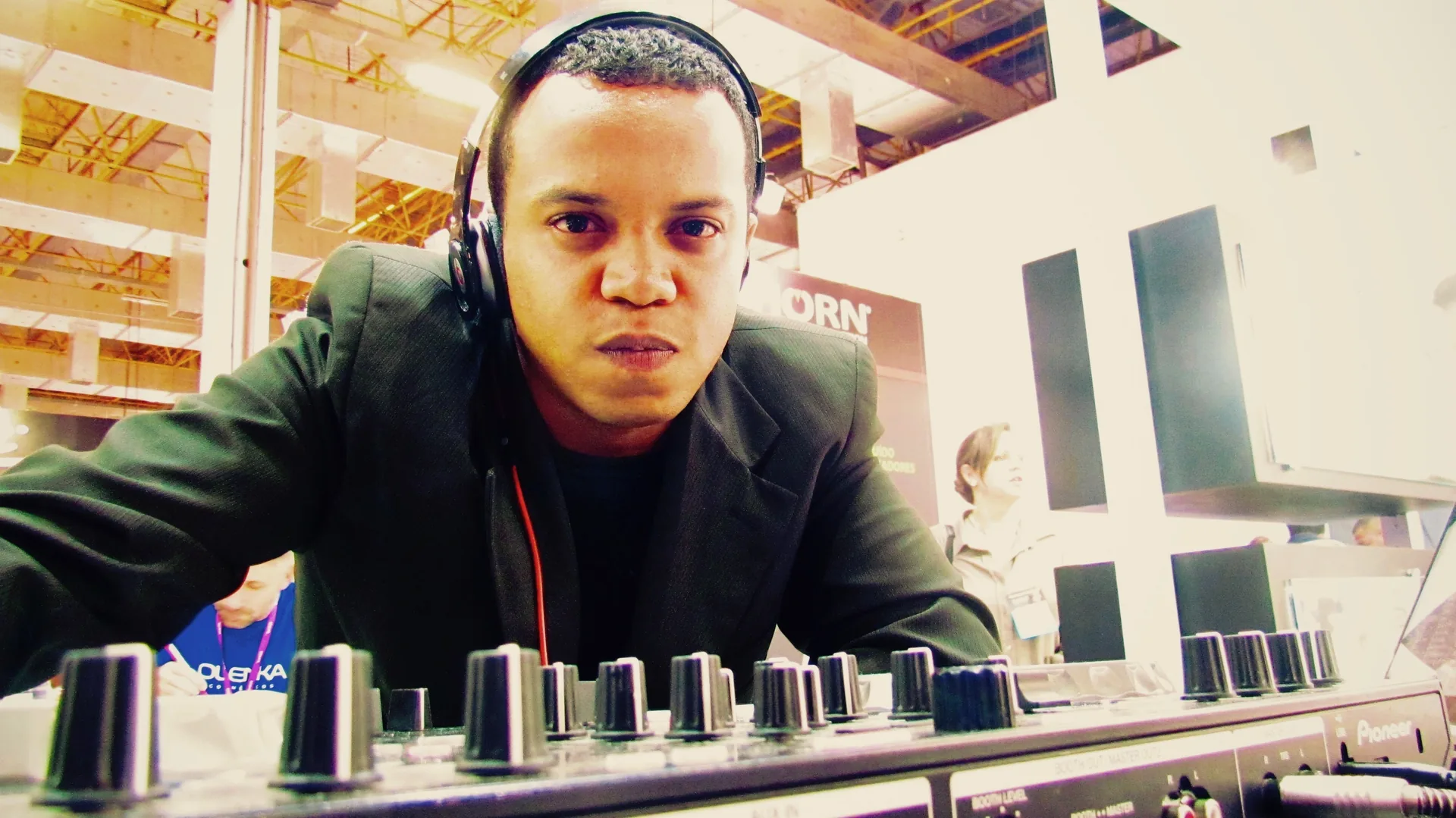 William Borgez em apresentação com controladora Pioneer