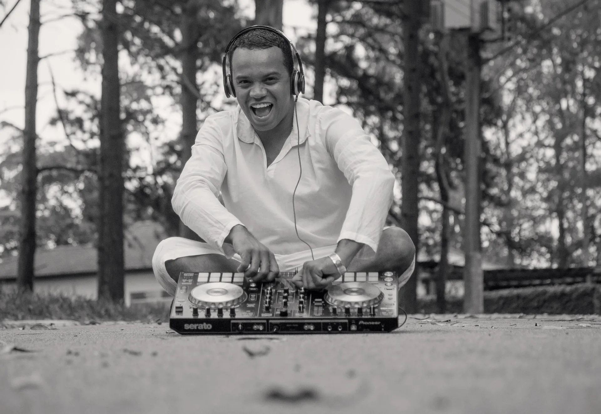 William Borgez sorrindo com fones e controladora em ensaio externo