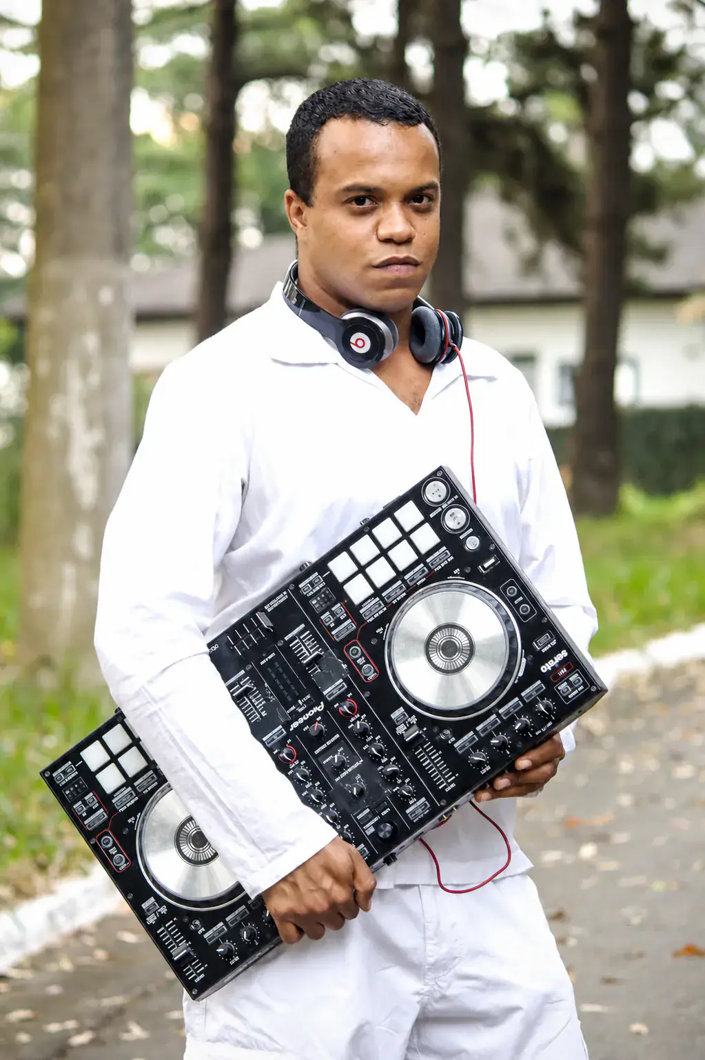 Retrato profissional do DJ William Borgez