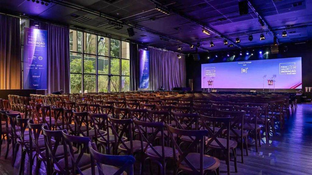 Auditório preparado para evento corporativo