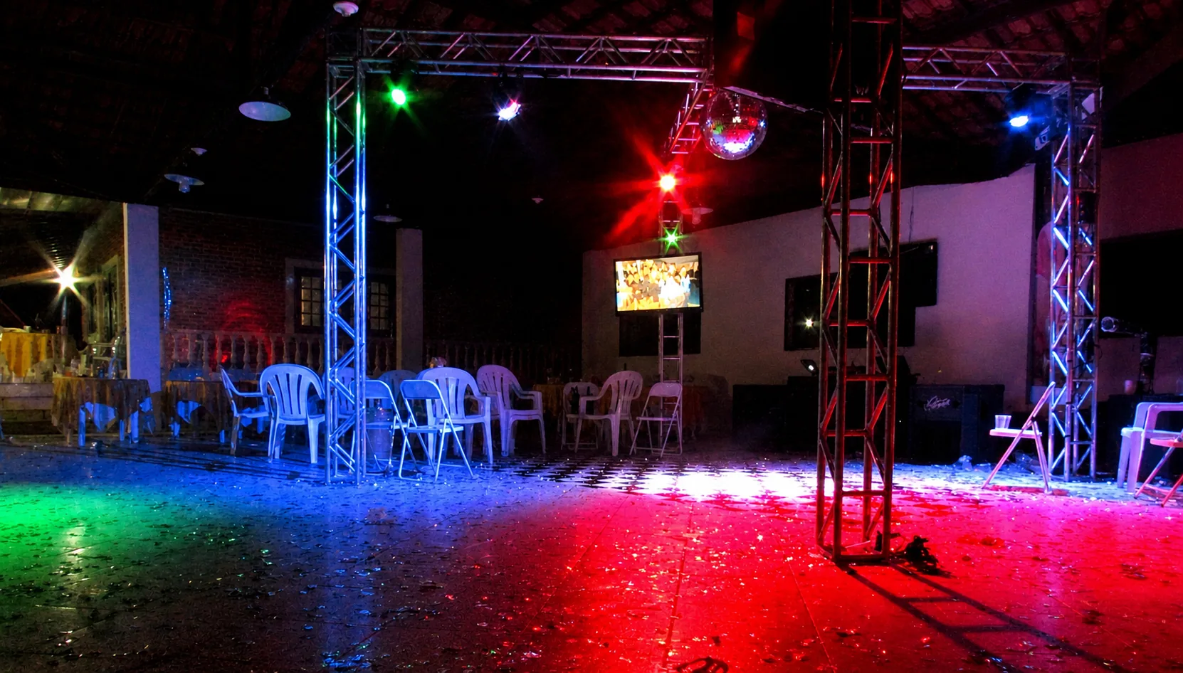 Pista iluminada em festa para público jovem