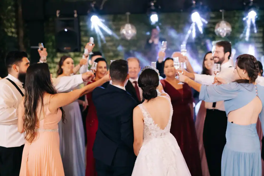 Casal celebrando na pista de dança durante o casamento