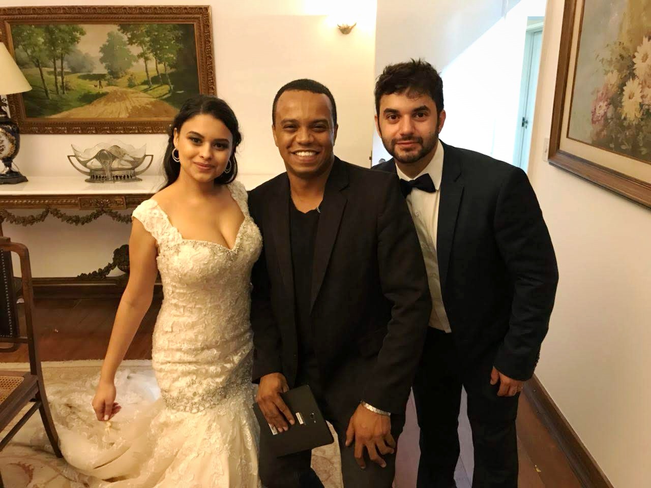 DJ com casal de noivos em uma celebração