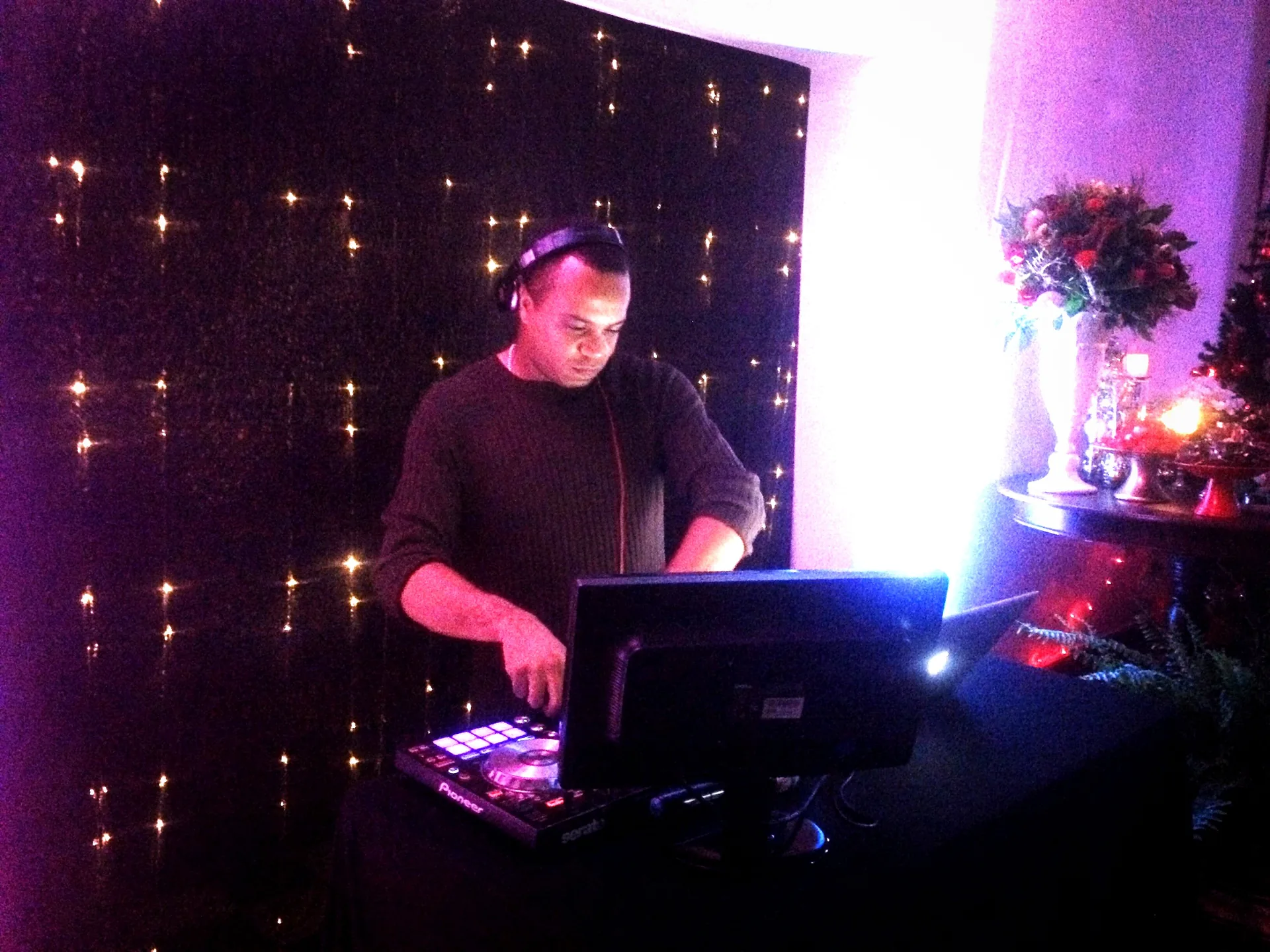 DJ conduzindo evento com iluminação decorativa